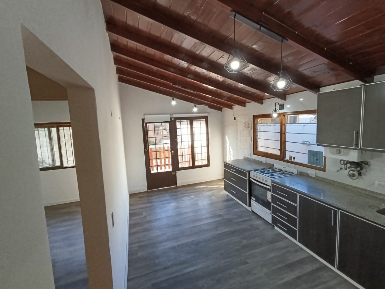 CASA CON PILETA Y PARQUE 