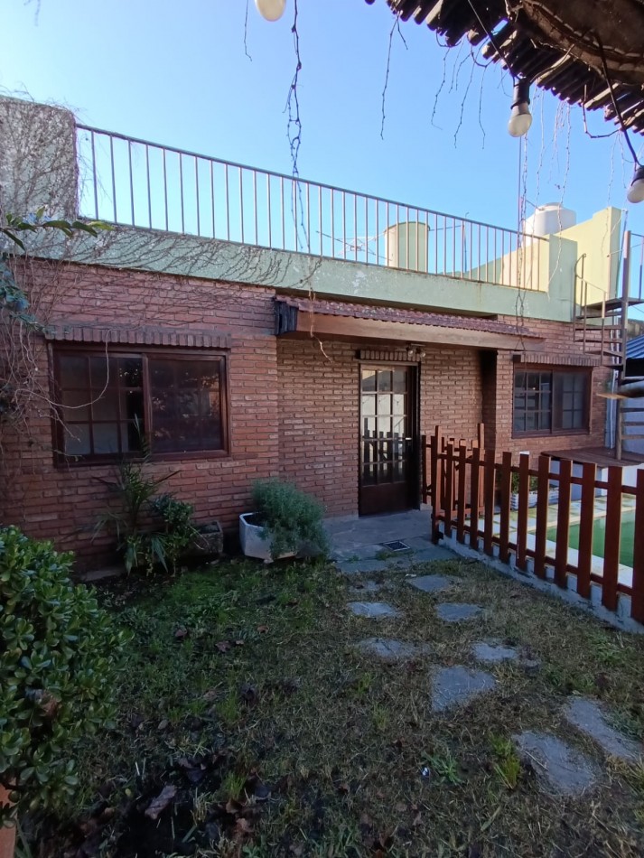 CASA CON PILETA Y PARQUE 