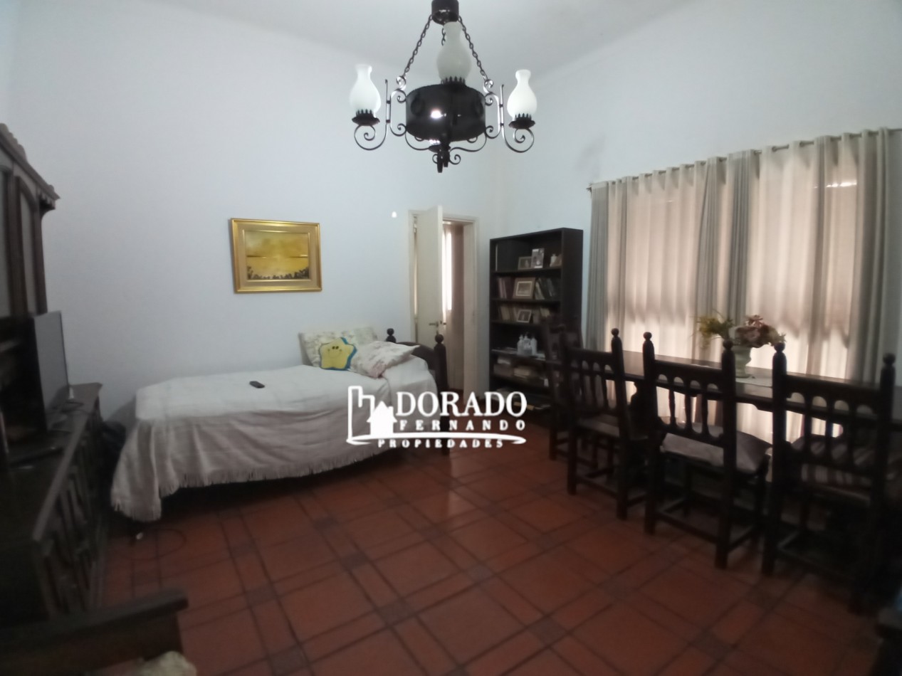 4 AMBIENTES + 2 LOCALES + FONDO LIBRE CON LOZA DE 60 MTS