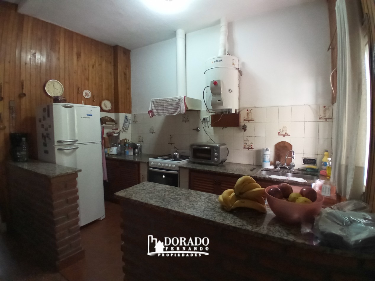4 AMBIENTES + 2 LOCALES + FONDO LIBRE CON LOZA DE 60 MTS