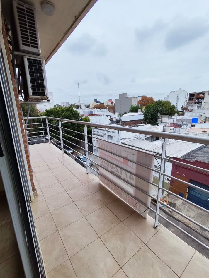 2 AMBIENTES AL FRENTE - AMPLIO DE VERDAD LUMINOSO Y CON BALCON CORRIDO